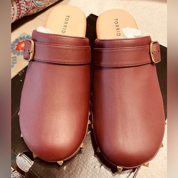 🌟HP🌟STUDDED CLOGS Torrid Roomy 8.5 Burgundy Wooden 3.5” Heel NEW Extra Comfy - Picture 5 of 13